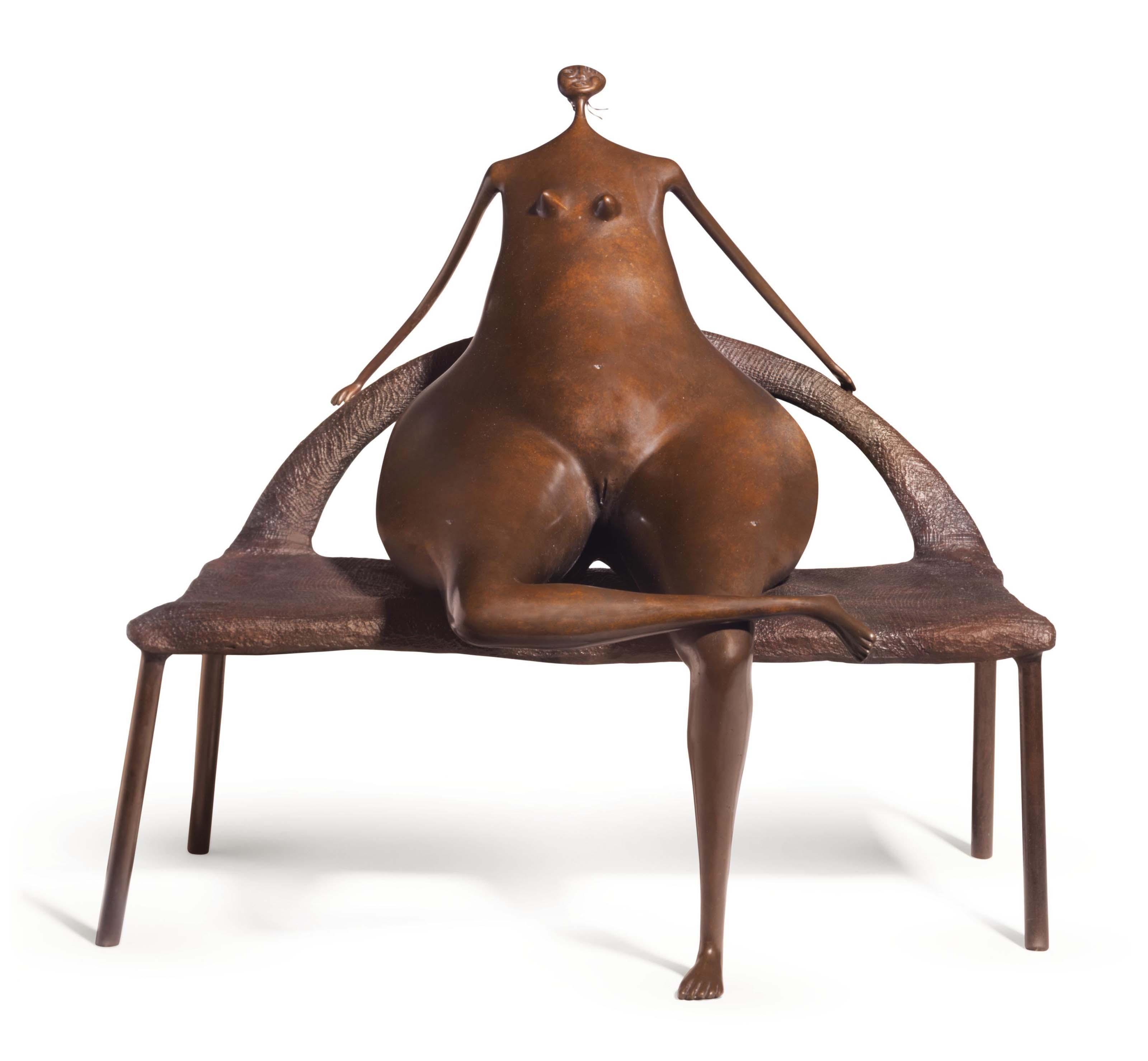 Abigail Varela - Mujer sentada en sofá