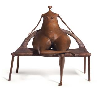 Abigail Varela - Mujer sentada en sofá