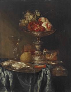 Abraham Van Beijeren - Grapes, pomegranates and peaches in a silver tazza, oysters on a pewter plate, a façon-de-venice glass with white wine, a glass of beer, a lemon and a bread roll, on a partially draped marble table