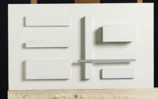 Ad Dekkers - Wit reliëf met grijze horizontale beweging