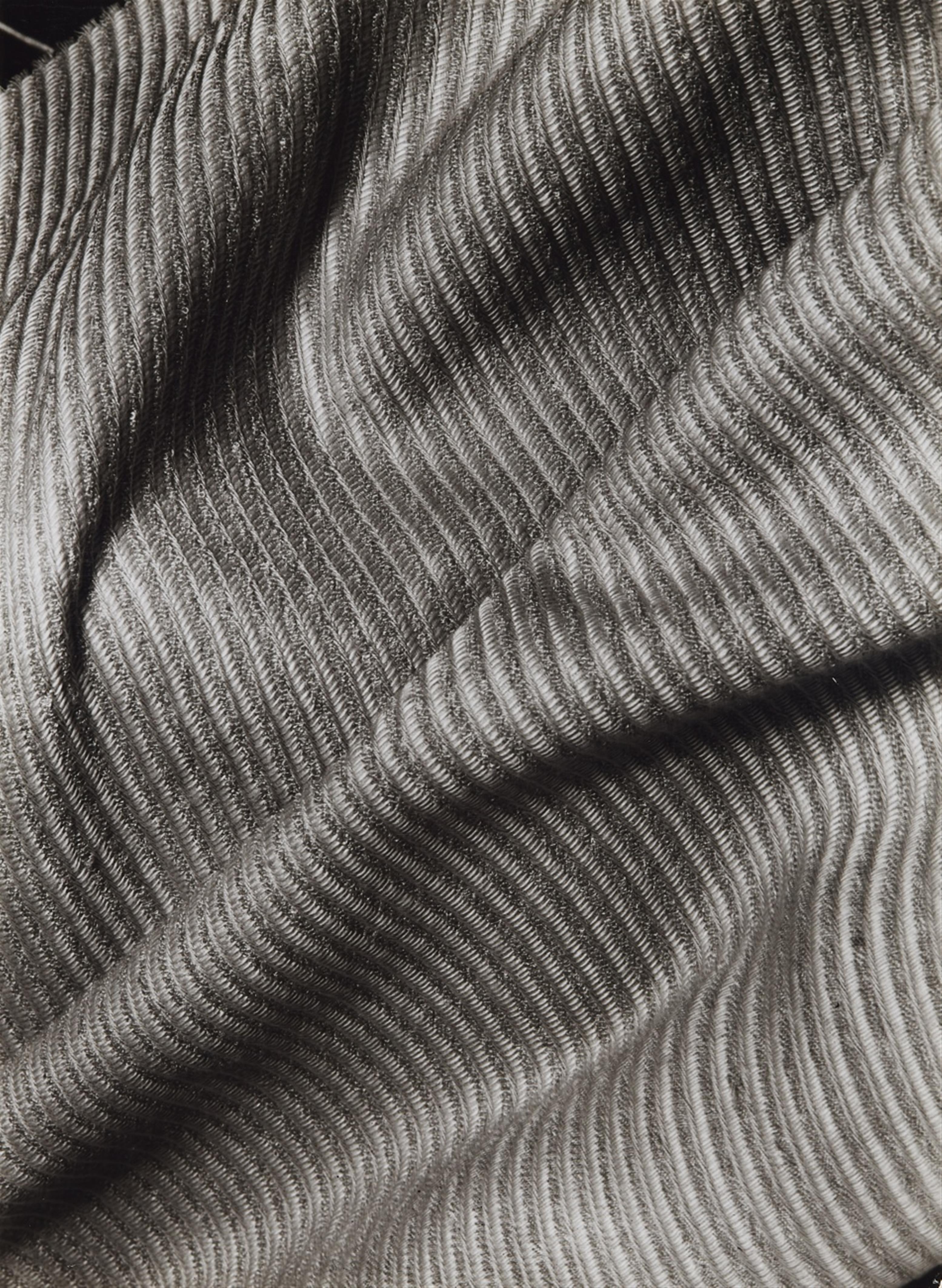 Albert Hennig - Gewebeaufnahme Vorhangstoff (Otti Berger). Mantel mit Kragen