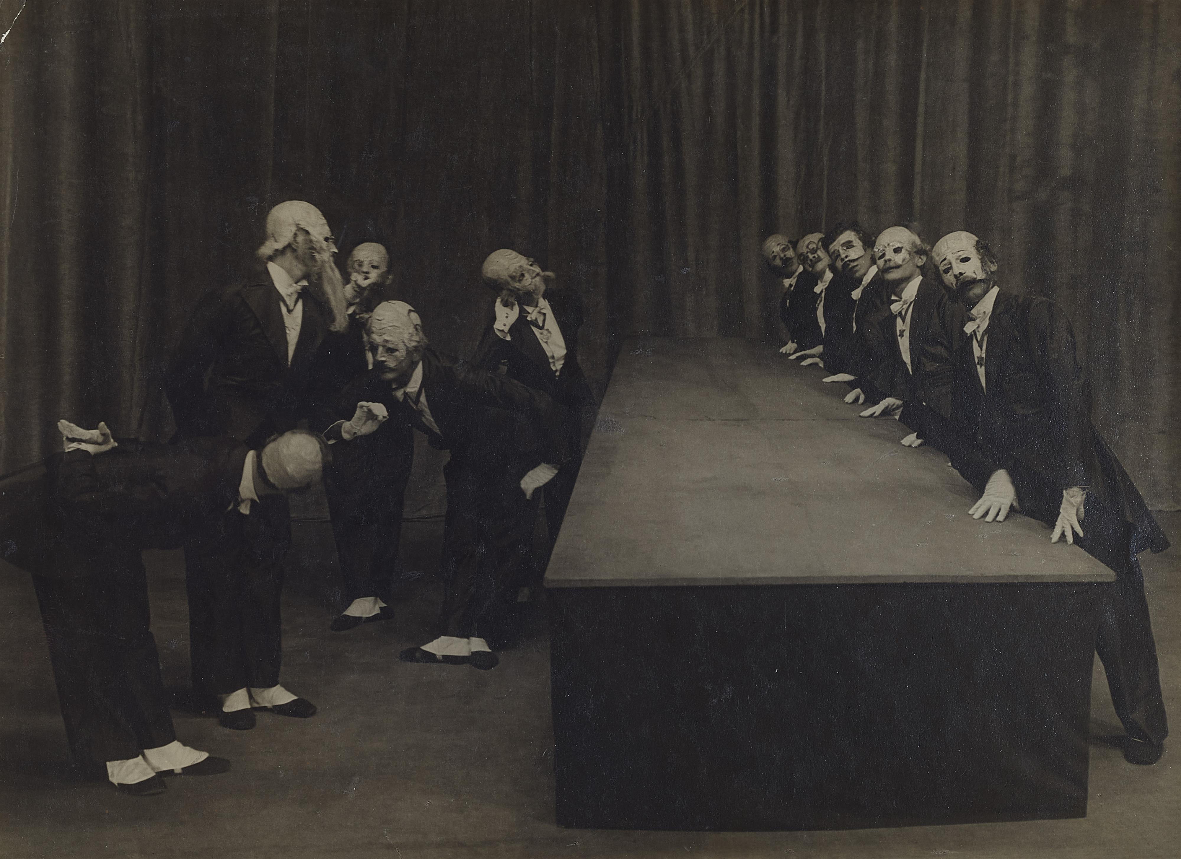 Albert Renger-Patzsch - Die schwarzen Herren (aus: Der grüne Tisch)