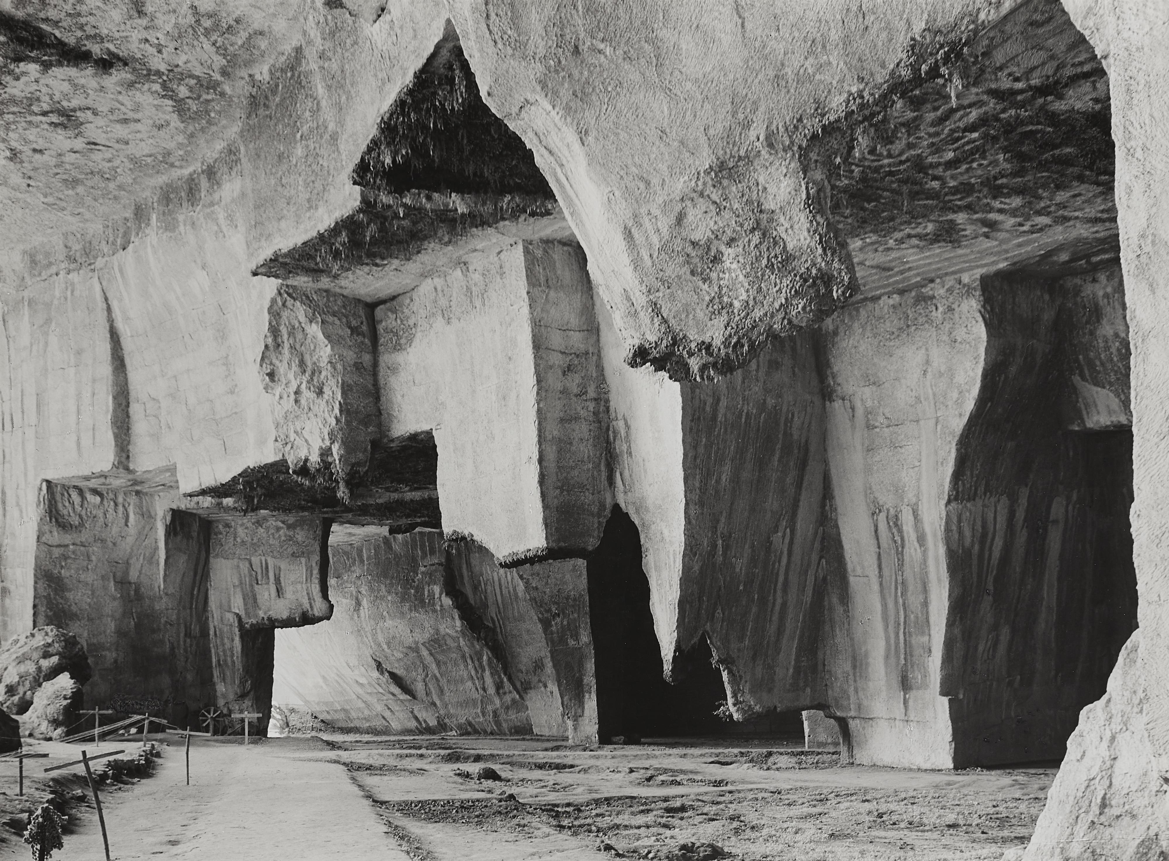 Albert Renger-Patzsch - Seilergrotte Syracus, Sizilien (Antiker Steinbruch)