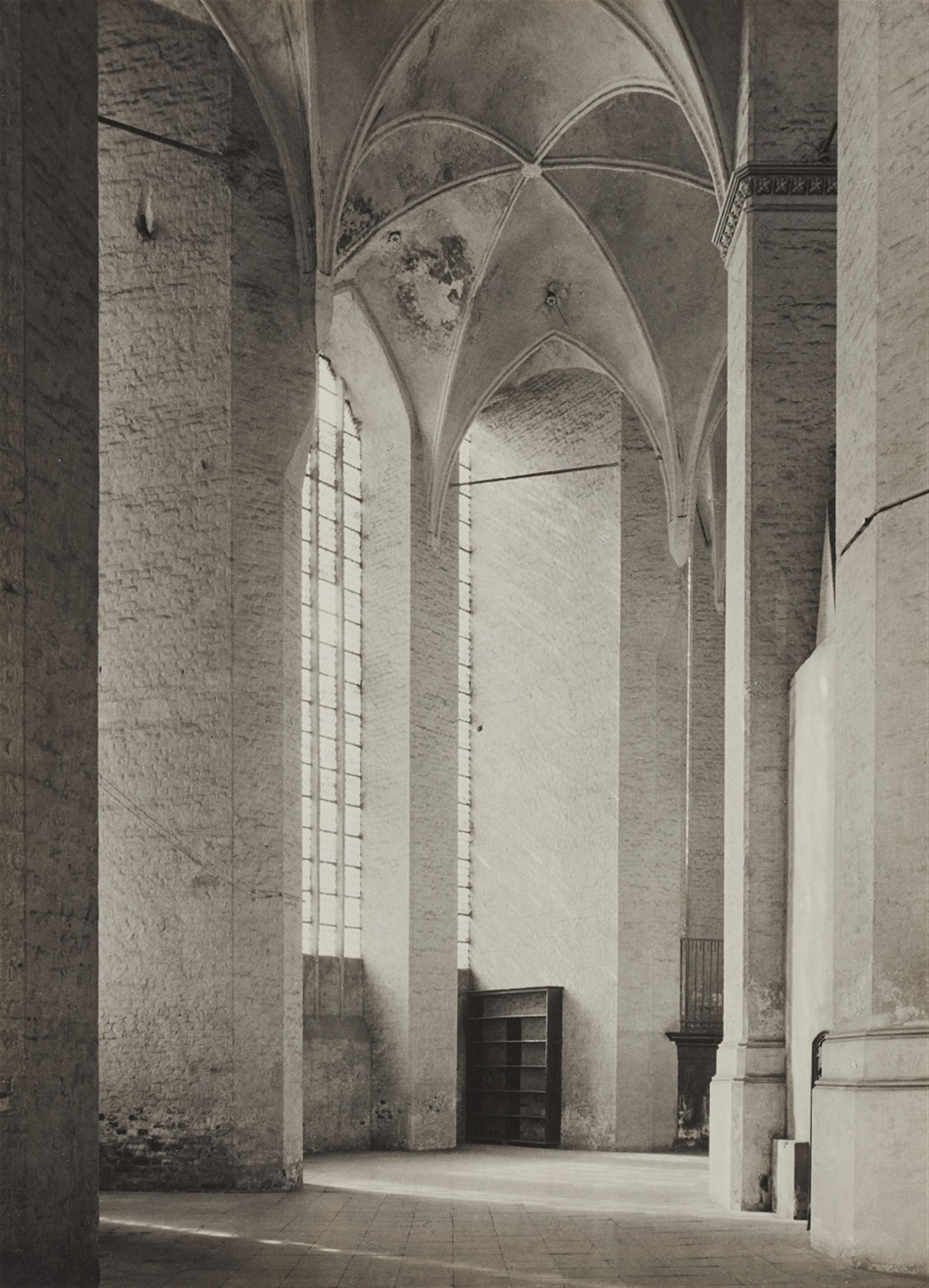 Albert Renger-Patzsch - Stralsund, Marienkirche, Blick durch den Chorumgang nach Süden