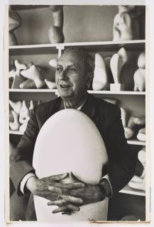 Alexander Liberman - Jean Arp dans son atelier, 1949