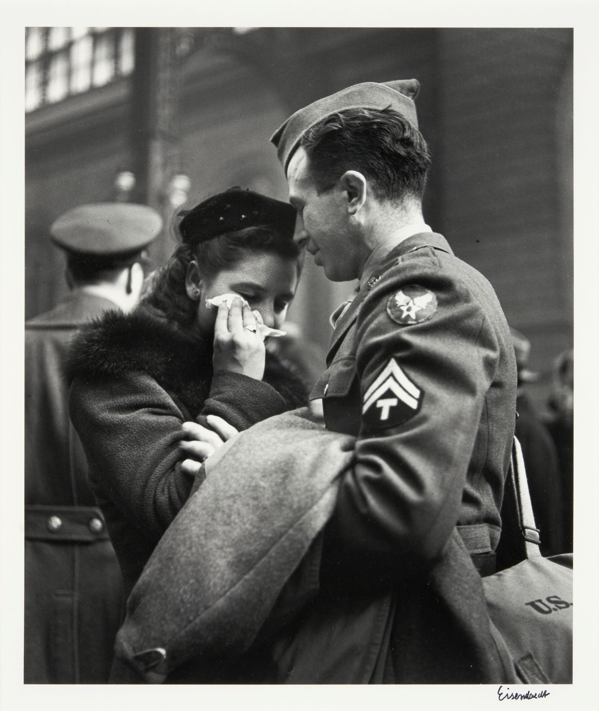 Alfred Eisenstaedt - A Soldier\'s Farewell at Pennsylvania Station, NYC