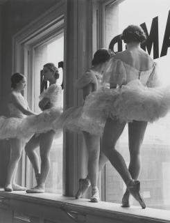 Alfred Eisenstaedt - Ballerinas at rest, the Balanchine School of the American Ballet Theatre, New York, 1936