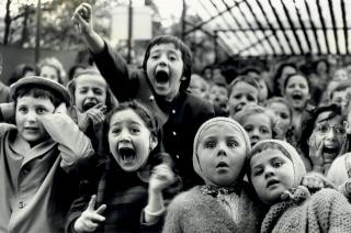 Alfred Eisenstaedt - Children at a Puppet Theater, Paris