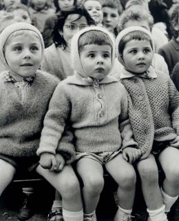 Alfred Eisenstaedt - Children at a Puppet Theatre II, Paris, 1963