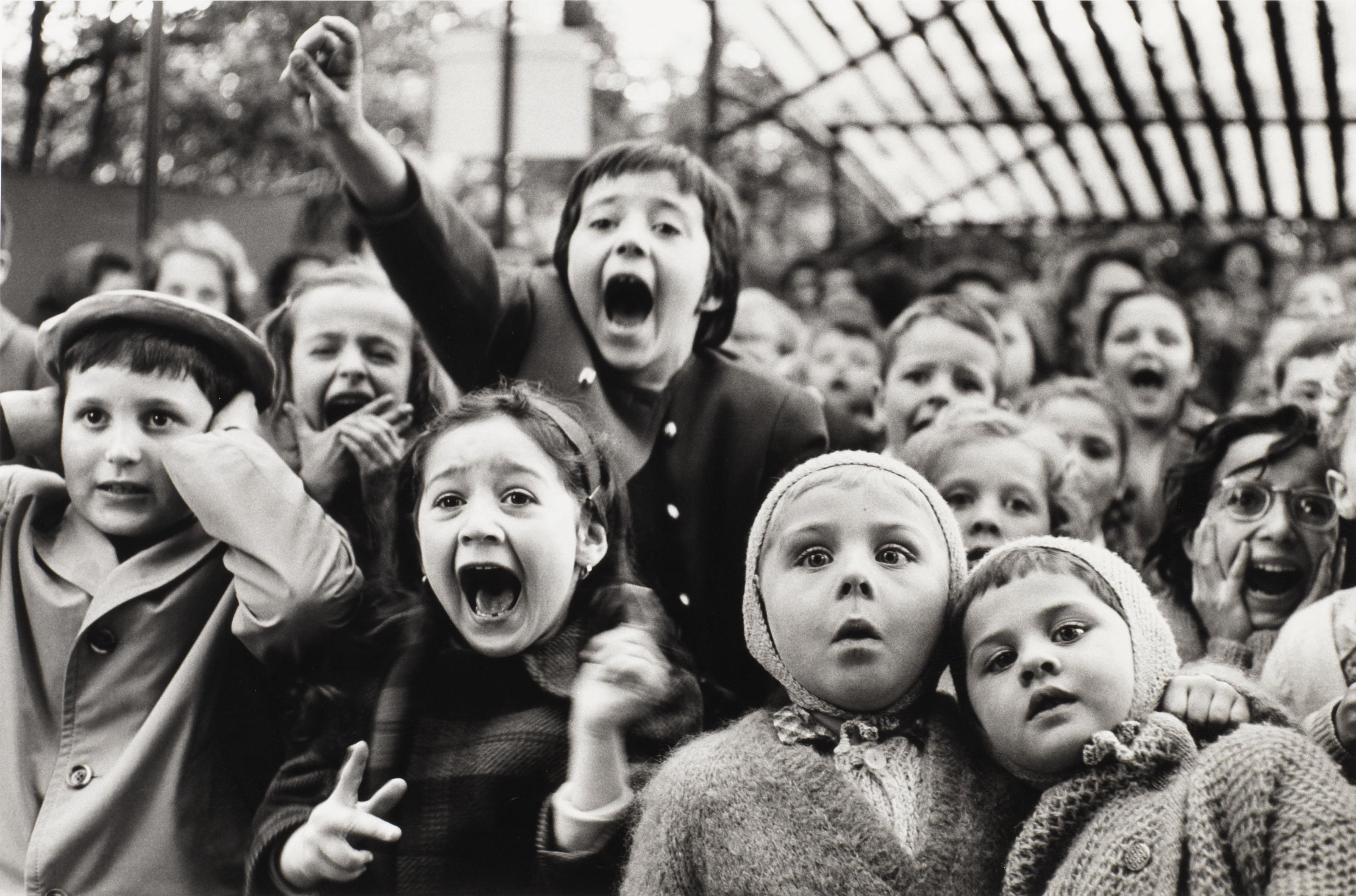 Alfred Eisenstaedt - Children at a Puppet Theatre, Paris, 1963