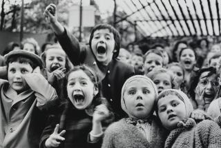 Alfred Eisenstaedt - Children at a Puppet Theatre, Paris, 1963