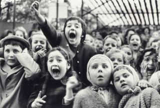 Alfred Eisenstaedt - Children at a Puppet Theatre, Paris, 1963