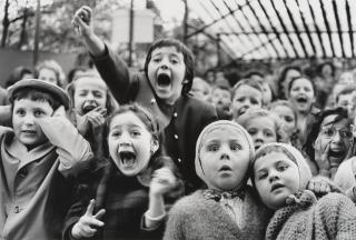Alfred Eisenstaedt - Children at a Puppet Theatre, Paris