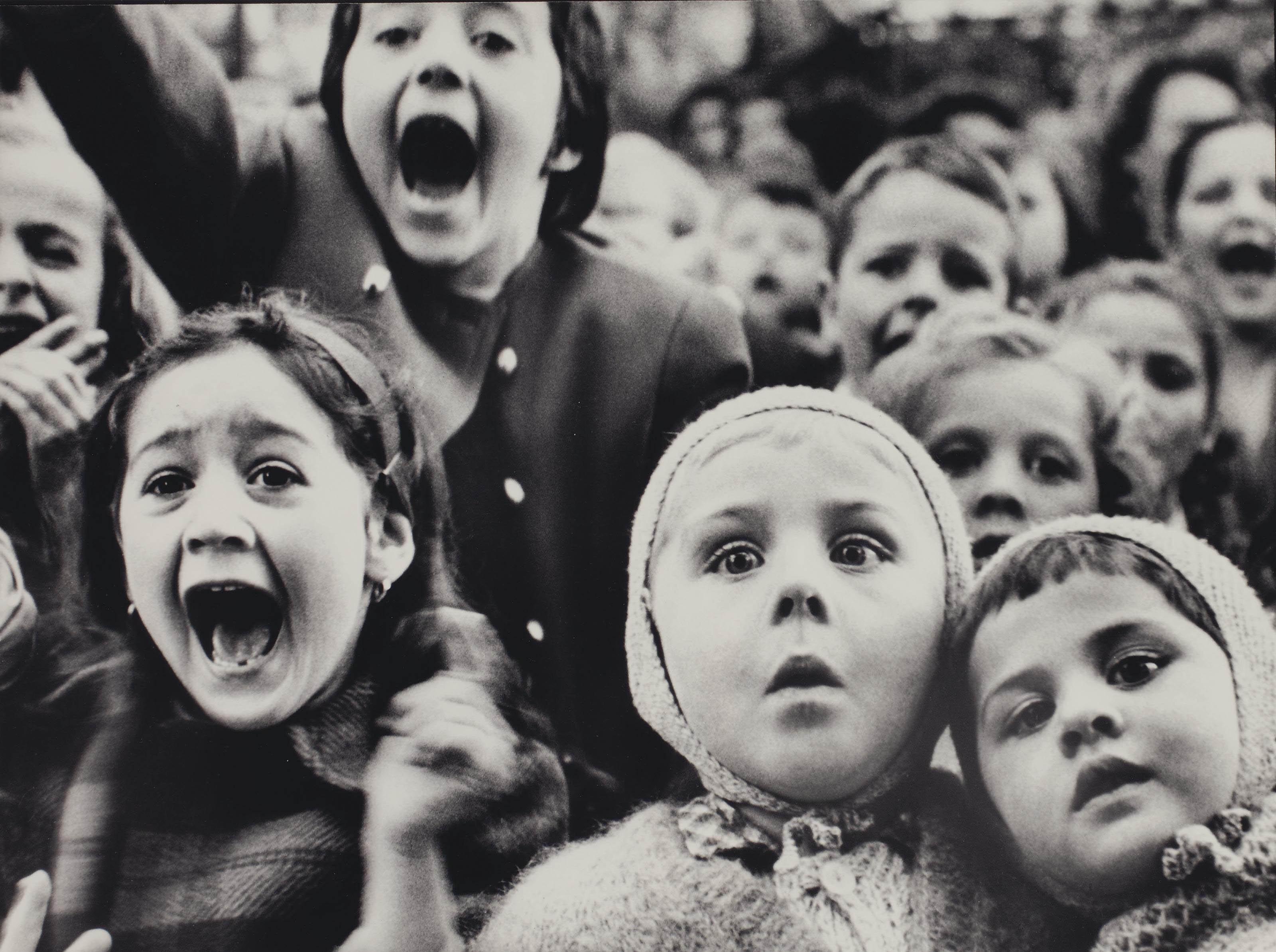 Alfred Eisenstaedt - Children watching Puppet Theater in the Tuileries Gardens, Paris, 1964