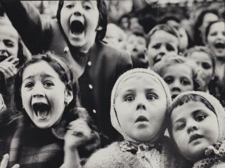 Alfred Eisenstaedt - Children watching Puppet Theater in the Tuileries Gardens, Paris, 1964