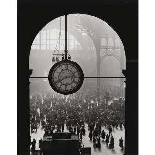 Alfred Eisenstaedt - \'Farewell To Servicemen, Clock At Pennsylvania Station, New York City\'