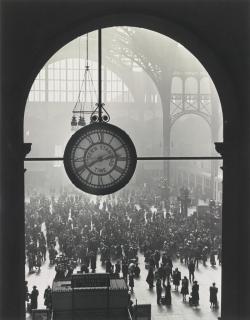 Alfred Eisenstaedt - Farewell To Servicemen, Clock At Pennsylvania Station, New York City