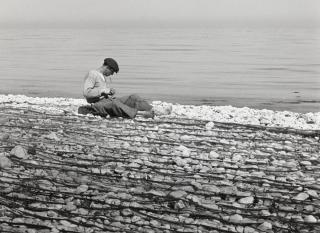 Alfred Eisenstaedt - Fisherman Repairing Nets in Bari, Southern Italy, 1947