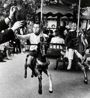 Alfred Eisenstaedt - Hooking the Ring, Paris