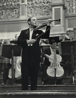 Alfred Eisenstaedt - Jascha Heifetz with Berlin Philharmonic Orchestra