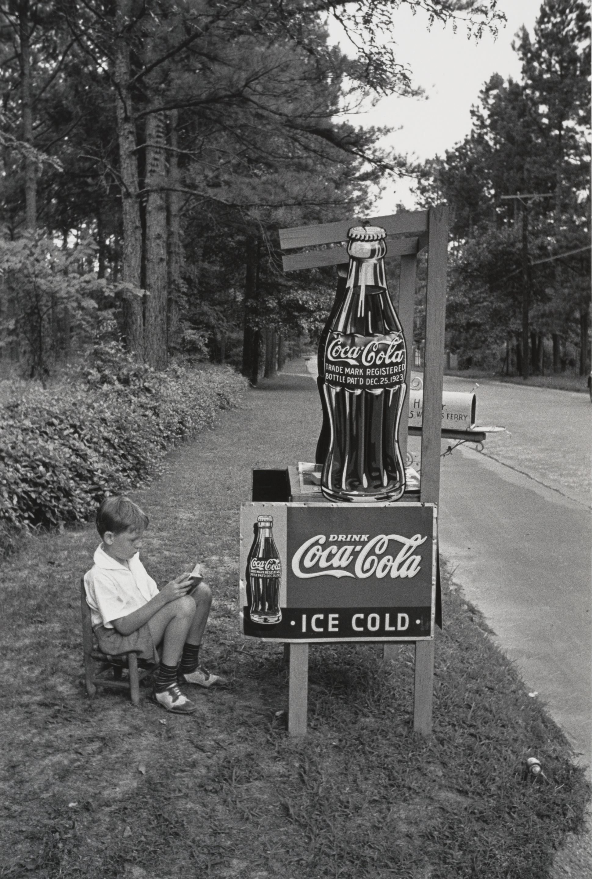 Alfred Eisenstaedt - Little Boy Selling Coca-Cola at Roadside, Atlanta, Georgia