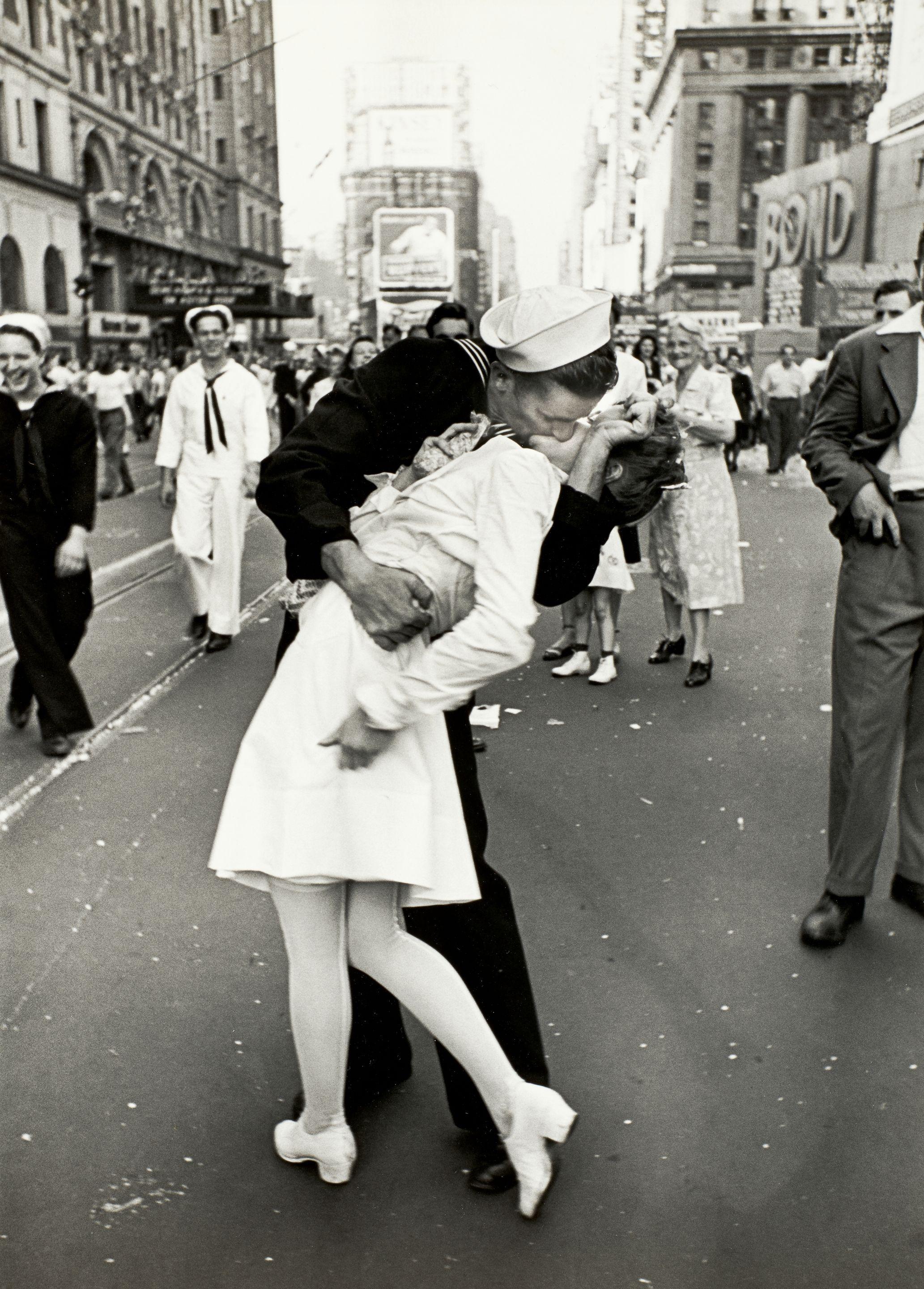 Alfred Eisenstaedt - Sailor Kissing a Nurse, V-J Day, Times Square, New York