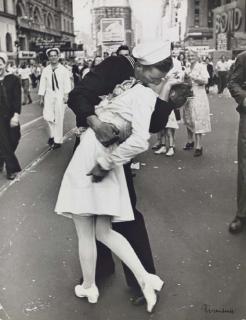 Alfred Eisenstaedt - V-J Day, 1945