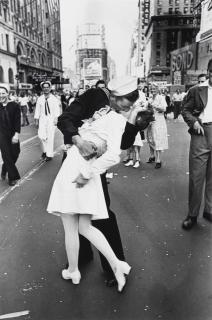 Alfred Eisenstaedt - V-J Day, Times Square, 1945