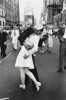 Alfred Eisenstaedt - V-J Day, Times Square, 1945