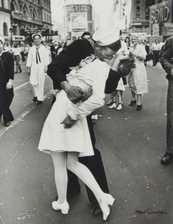 Alfred Eisenstaedt - V.J. Day, Times Square, 1945