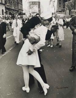 Alfred Eisenstaedt - V.J. Day, Times Square, 1945