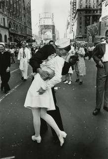 Alfred Eisenstaedt - \'V-J Day, Times Square, New York City\'