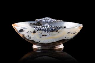 Alfredo Ravasco - Coppetta in agata rifinita con zaffiri rotondi a pavé di varie dimensioni. Firma incisa alla base (cm 10,5x4,5) (mancanze)