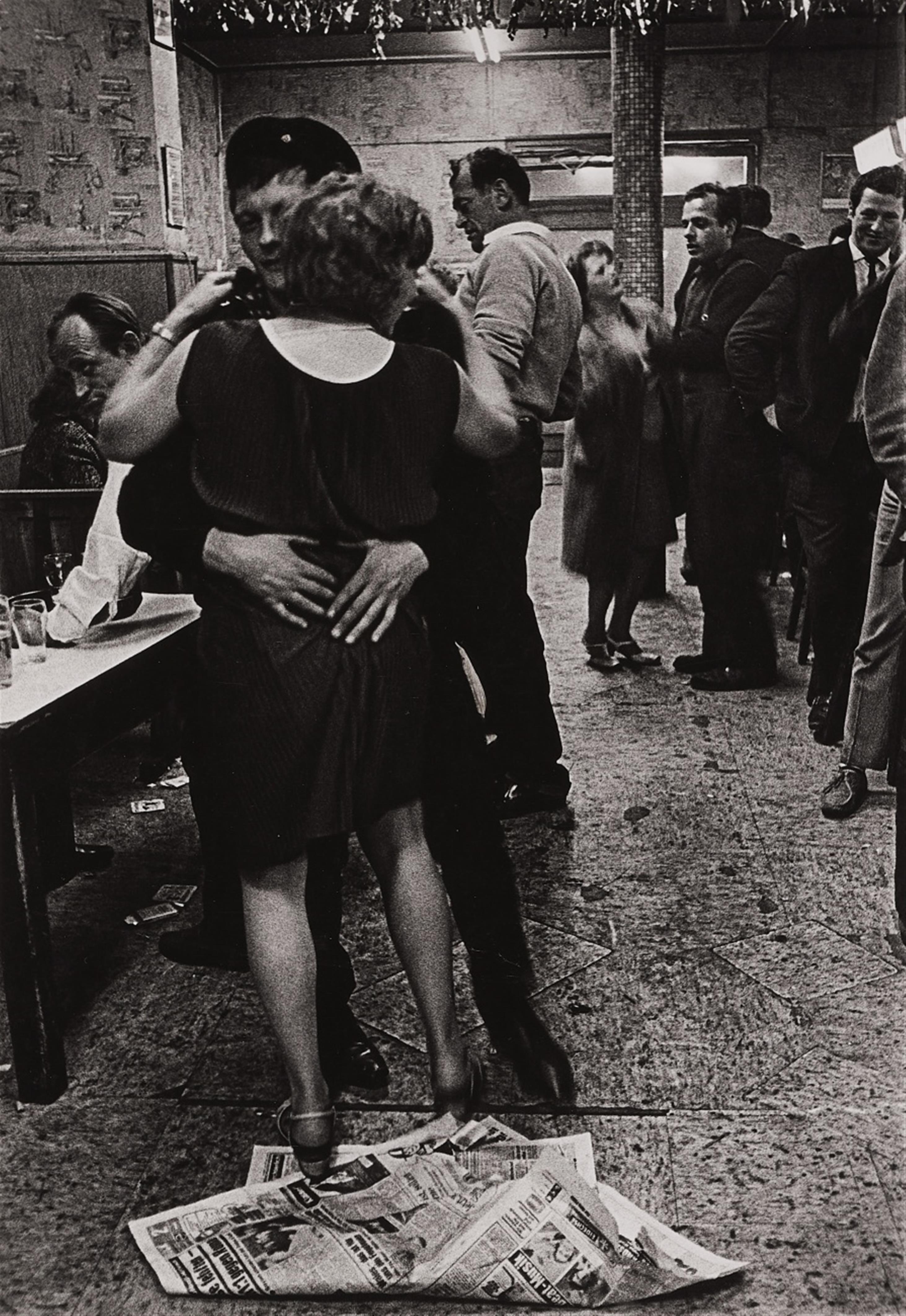Anders Petersen - Sigrid dancing (aus der Serie: Café Lehmitz, Hamburg)