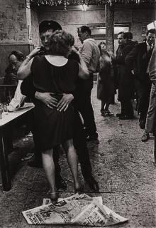 Anders Petersen - Sigrid dancing (aus der Serie: Café Lehmitz, Hamburg)