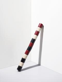 André Cadere - Barre de bois rond noir, blanc, rouge