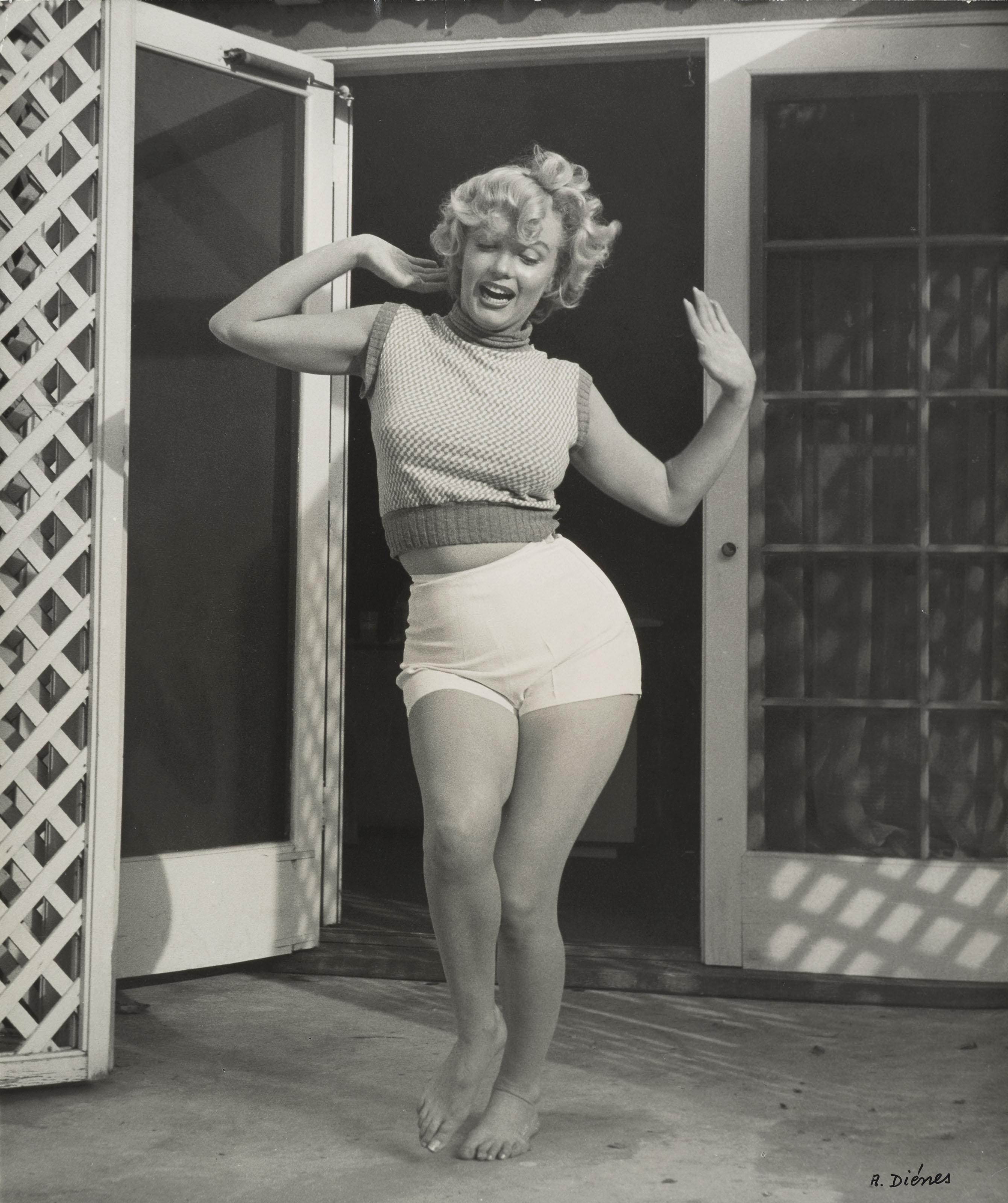 Andre De Dienes - Marilyn in Shorts, Bel Air Hotel, 1953