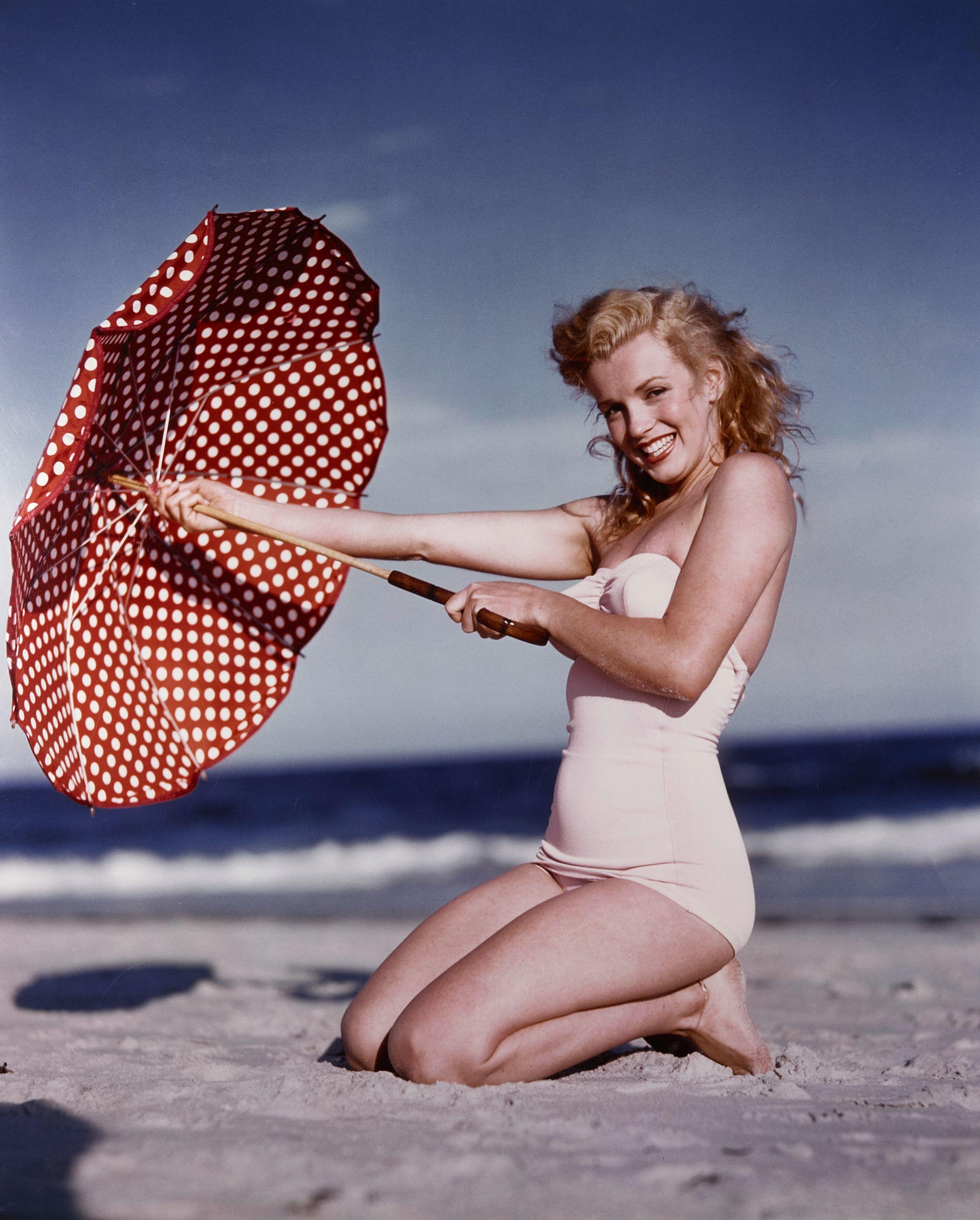 Andre de Dienes - Marilyn Monroe with Umbrella, Tobay Beach