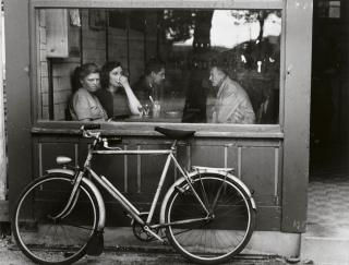 André Kertész - Bistro, Paris 1930
