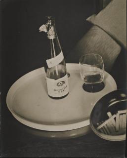 Andre Kertesz - Bouteille et verre sur plateau, Cliquot Club Sec