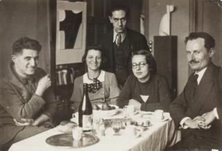 André Kertész - Etienne & Emma Béothy et des amis à table dans son studio à Montrouge, vers 1929