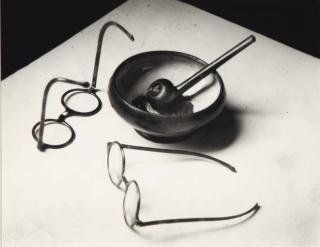 André Kertész - Mondrian\'s Pipe and Glasses, 1926