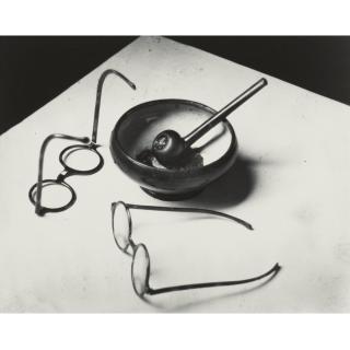 André Kertész - Mondrian\'S Pipe And Glasses