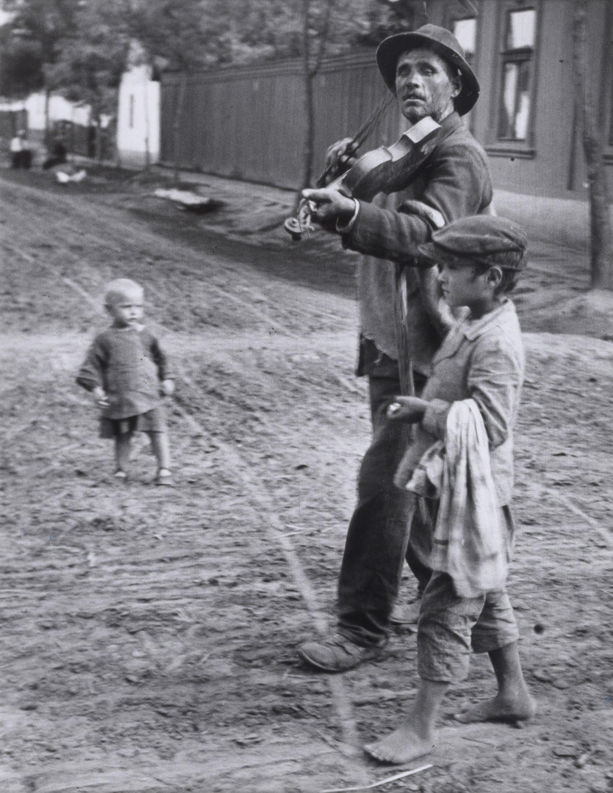 André Kertész - Wandering Violinist, Abony, 19 July