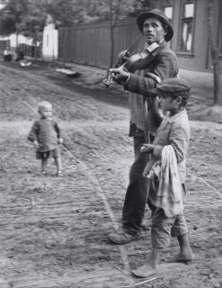 André Kertész - Wandering Violinist, Abony, 19 July