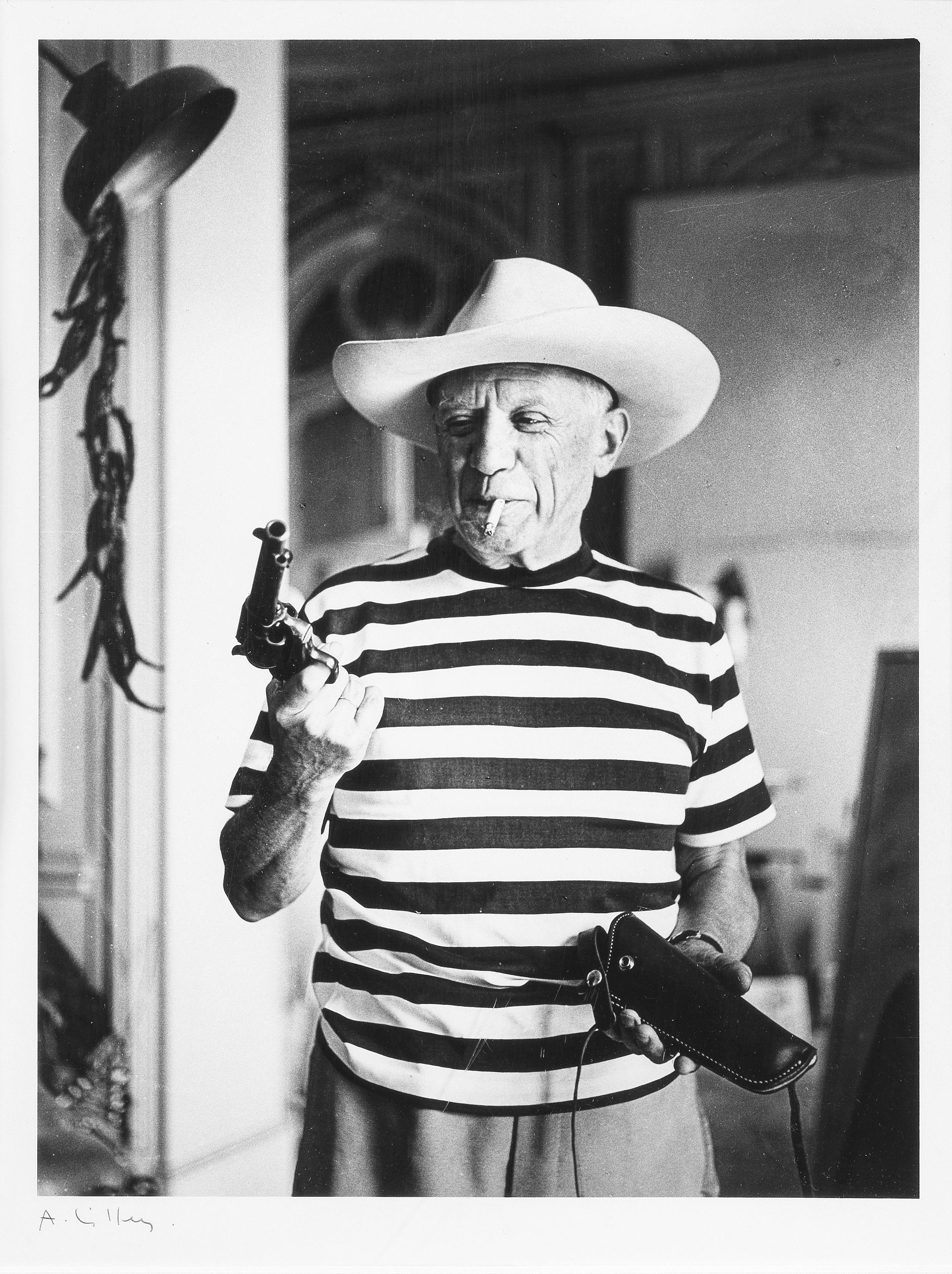 André Villers - Picasso avec le revolver et chapeau offert par Gary Cooper, circa 1960