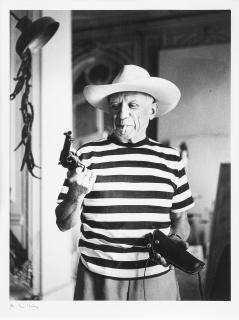 André Villers - Picasso avec le revolver et chapeau offert par Gary Cooper, circa 1960