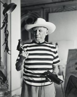André Villers - Picasso Avec Le Revolver Et Le Chapeau Offerts Par Gary Cooper\'