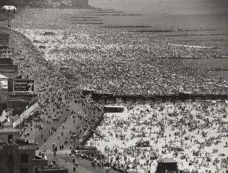 Andreas Feininger - Coney Island Beach, July 4, 1949