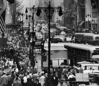 Andreas Feininger - Fifth Avenue at Christmas